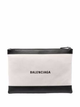 Balenciaga Clutch mit Logo-Print - Nude von Balenciaga