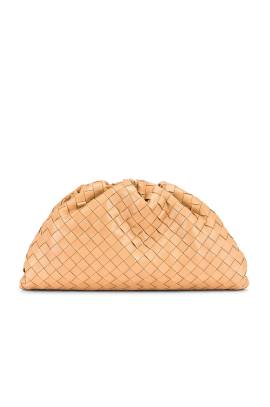 Bottega Veneta CLUTCH THE POUCH in Almond & Gold - Nude. Size all. von Bottega Veneta