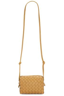 Bottega Veneta MINITASCHE MINI LOOP in Dark Praline & Gold - Tan. Size all. von Bottega Veneta