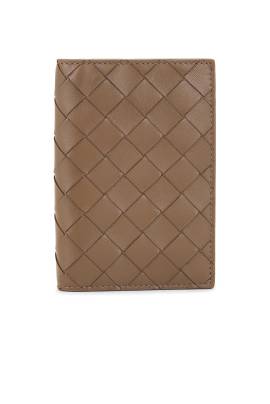 Bottega Veneta REISEPASS-HÜLLE in Pinecone & Gold - Brown. Size all. von Bottega Veneta