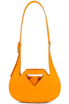 Bottega Veneta Small Moulded Shoulder Bag in Mandarine - Tangerine. Size all. von Bottega Veneta