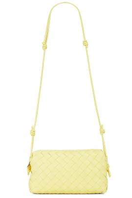 Bottega Veneta TASCHE LOOP BAGUETTE in Sherbert & Gold - Lemon. Size all. von Bottega Veneta