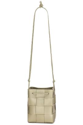 Bottega Veneta TASCHE MINI CROSSBODY BUCKET in Travertine & Gold - Sage. Size all. von Bottega Veneta