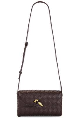 Bottega Veneta TASCHEN ANDIAMO in Fondant & Muse Brass - Chocolate. Size all. von Bottega Veneta