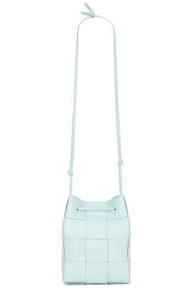 Bottega Veneta TASCHEN SMALL CROSSBODY BUCKET in Teal Washed & Gold - Baby blue. Size all. von Bottega Veneta