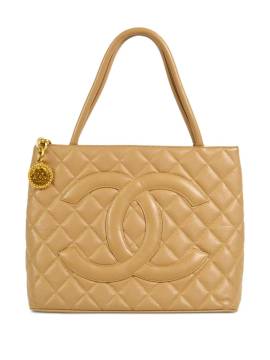 CHANEL Pre-Owned 2002 Medallion Shopper mit Steppung - Nude von CHANEL Pre-Owned