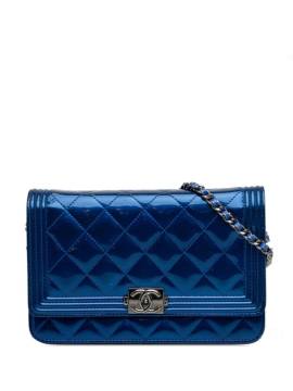 CHANEL Pre-Owned 2014 Patent Boy Wallet on Chain crossbody bag - Blau von CHANEL Pre-Owned