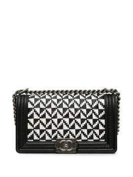 CHANEL Pre-Owned 2015-2016 mittelgroße Woven Boy Flap Schultertasche - Schwarz von CHANEL Pre-Owned