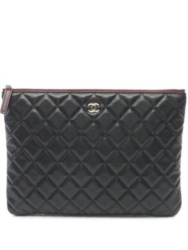 CHANEL Pre-Owned 2019 mittelgroße gesteppte O Case Clutch - BLACK von CHANEL Pre-Owned