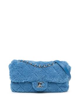 CHANEL Pre-Owned 2019 mittelgroße Coco Beach Flap Umhängetasche aus gestepptem Frottee - Blau von CHANEL Pre-Owned