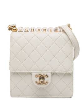 CHANEL Pre-Owned 2020 kleine Chic Pearls Flap Umhängetasche - Weiß von CHANEL Pre-Owned