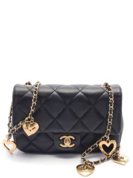 CHANEL Pre-Owned 2021 gesteppte Flap Schultertasche mit Herzanhänger - Schwarz von CHANEL Pre-Owned