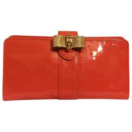 Christian Louboutin Sweet Charity Lackleder Clutches von Christian Louboutin