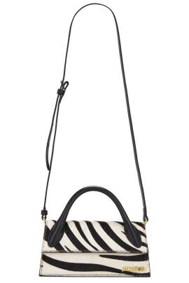 JACQUEMUS TASCHE LE CHIQUITO LONG in Black & White Zebra - Black. Size all. von JACQUEMUS