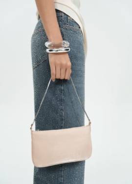 Tasche mit Glitzer-Finish und Kette von MANGO