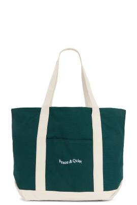 Museum of Peace and Quiet TOTE-BAG WORDMARK BOAT TOTE in Kiefer - Green. Size all. von Museum of Peace and Quiet