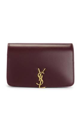 Saint Laurent REISEPASS-HÜLLE in Hot Wine - Wine. Size all. von Saint Laurent