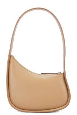 The Row TASCHE HALF MOON in Warm Chestnut Light Gold - Tan. Size all. von The Row