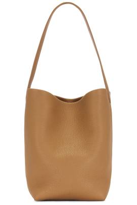 The Row TASCHE MEDIUM N/S PARK in Sandpit - Tan. Size all. von The Row