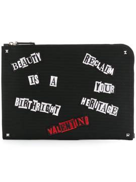 Valentino Garavani Clutch mit Slogans - Schwarz von Valentino Garavani