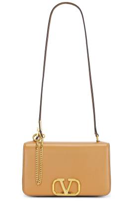 Valentino Garavani TASCHE V SLING in Cinnamon Brown - Tan. Size all. von Valentino Garavani