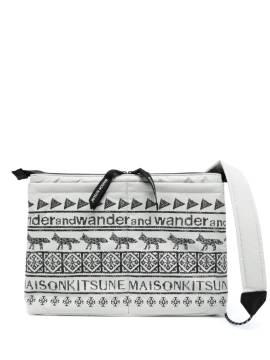 and Wander x Maison Kitsuné Kuriertasche mit Nordic-Print - Weiß von and Wander